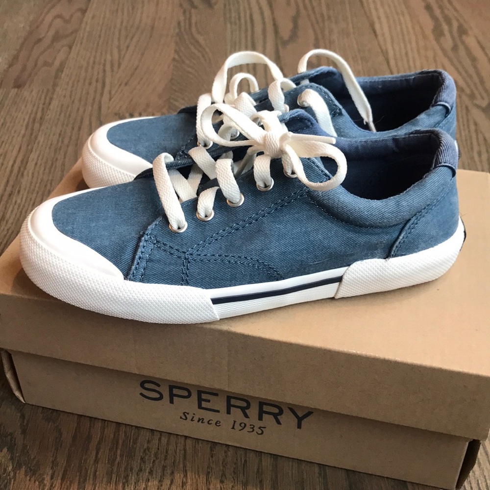 Boys Sperry Sneaker NWT